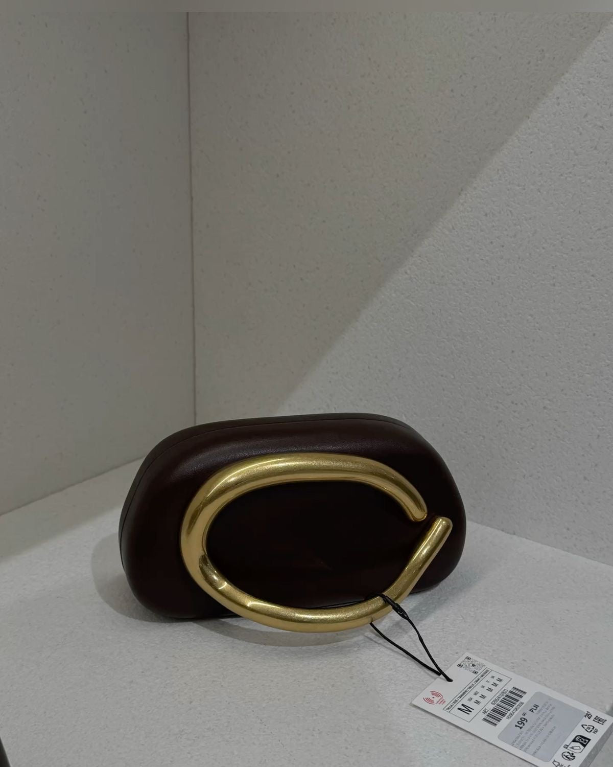Gold closure Clutch